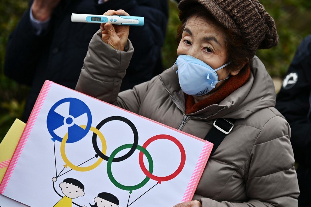 Seorang wanita Jepang dalam aksi protes atas Olimpiade yang tidak ditunda